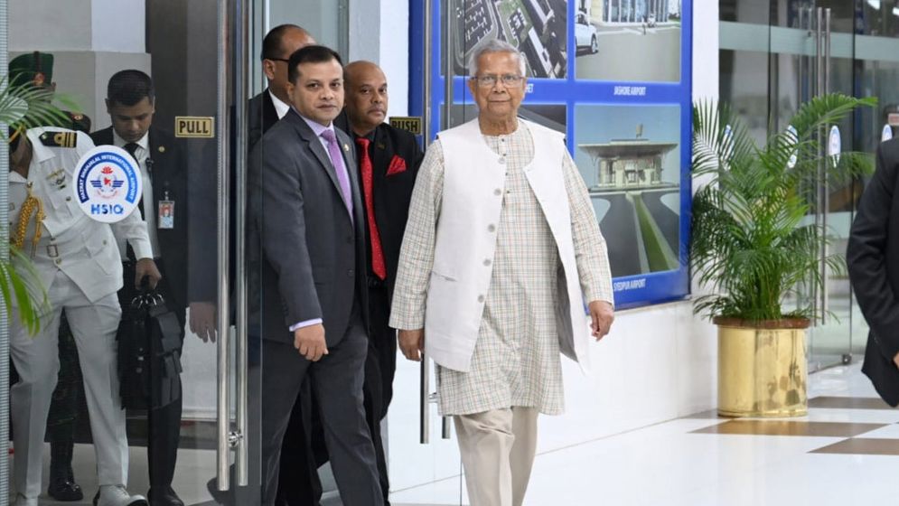 ঢাকার পথে প্রধান উপদেষ্টা