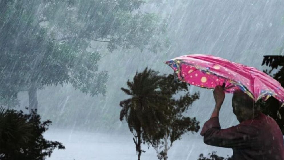 লঘুচাপে উপকূলজুড়ে টানা বৃষ্টি, নিম্নাঞ্চলে জলাবদ্ধতা
