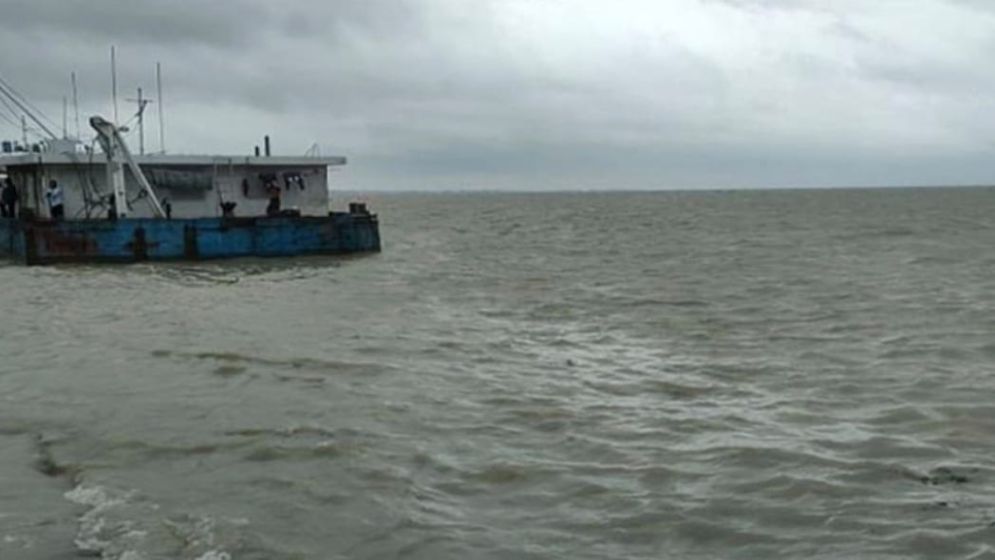 দৌলতদিয়া-পাটুরিয়ায় ফেরি চলাচল স্থগিত
