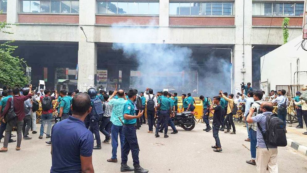 উত্তপ্ত প্রেস ক্লাব, পুলিশের সাউন্ড গ্রেনেড ও লাঠিচার্জ