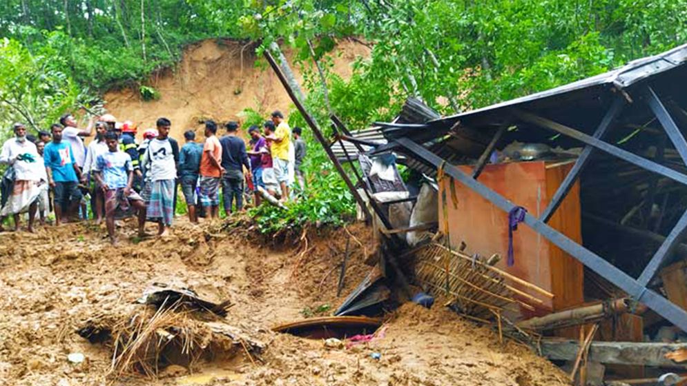 সিলেটে টিলাধসে একই পরিবারের ৪ জন নিহত