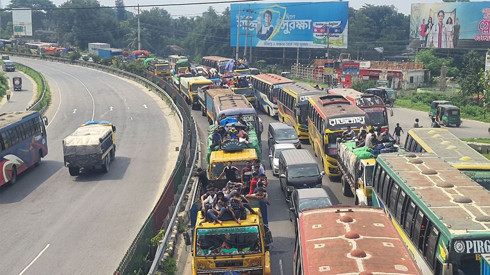 ঈদযাত্রায় যাত্রীদের চরম ভোগান্তি, যমুনা সেতুতে দীর্ঘ যানজট