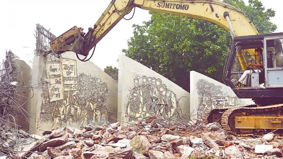 ভাঙা হলো বিজয় সরণির ‘মৃত্যুঞ্জয়ী প্রাঙ্গণ’, জুলাই স্মরণে হবে ‘গণমিনার’