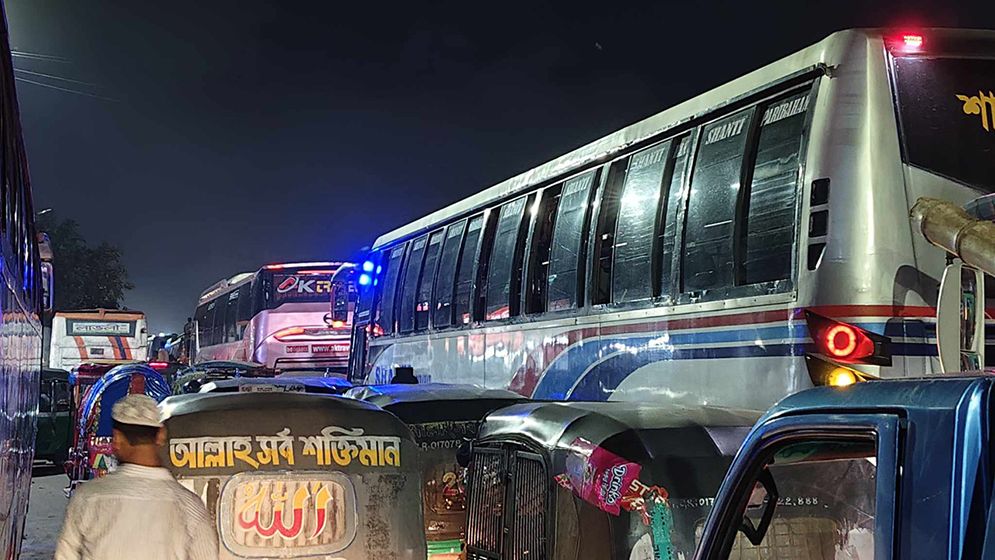 ঈদের ছুটিতে রাজধানী ছাড়ছে মানুষ