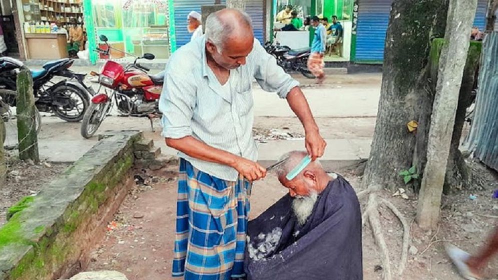 হারিয়ে যেতে বসেছে ভ্রাম্যমাণ নরসুন্দর পেশা