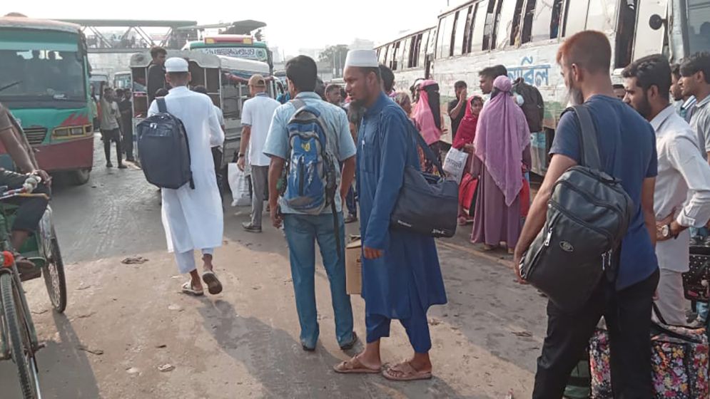 রাস্তা জুড়ে অরাজকতা, জিম্মি যাত্রীরা