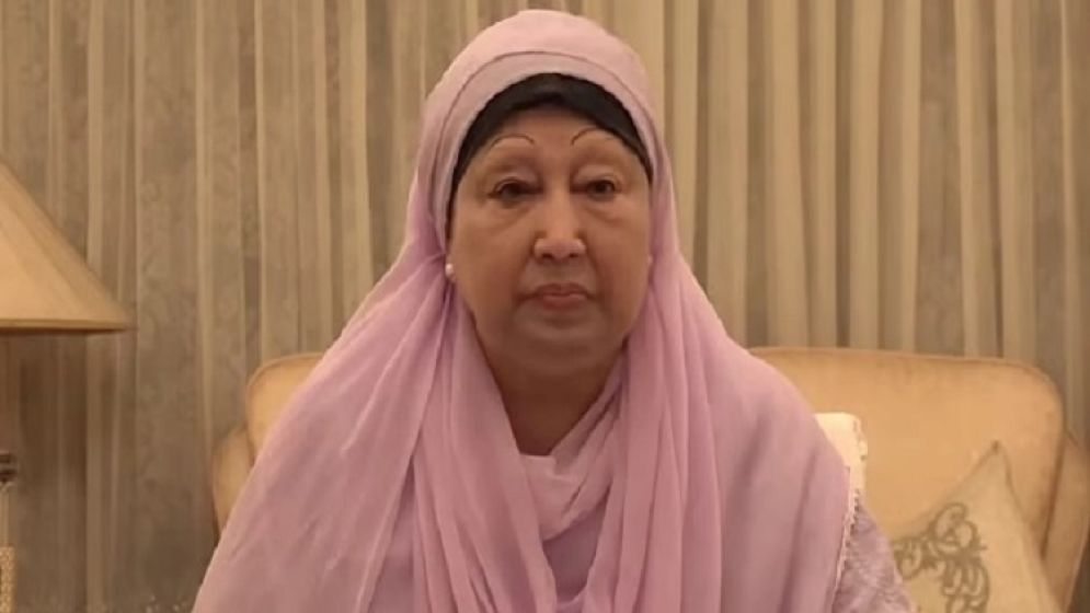 খালেদা জিয়ার হাতে গুলশানের বাড়ির কাগজ তুলে দিলেন গণপূর্ত উপদেষ্টা