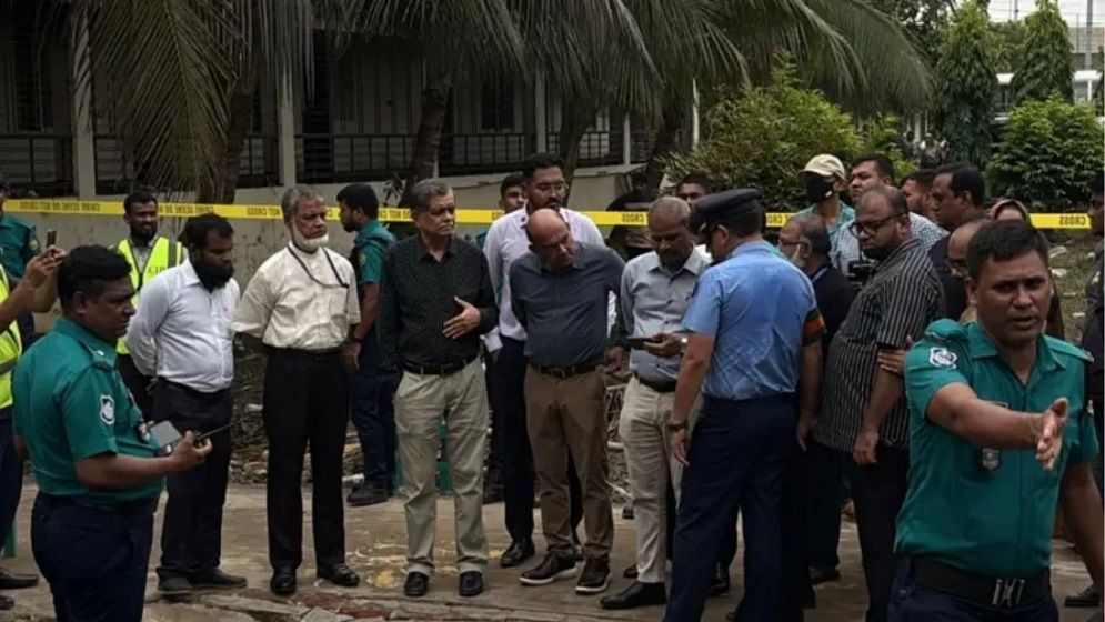 মাইলস্টোনে অবরুদ্ধ আইন ও শিক্ষা উপদেষ্টা, সঙ্গে আছেন প্রেস সচিবও