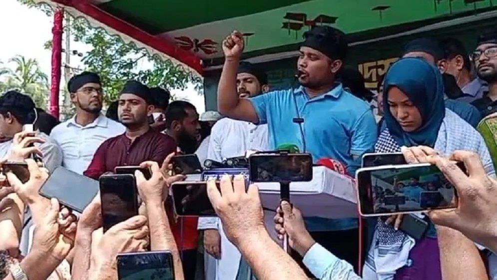 ড. ইউনূসের ‘স্বজনপ্রীতির’ সবচেয়ে বড় উদাহরণ স্বাস্থ্য উপদেষ্টা: হাসনাত আব্দুল্লাহ