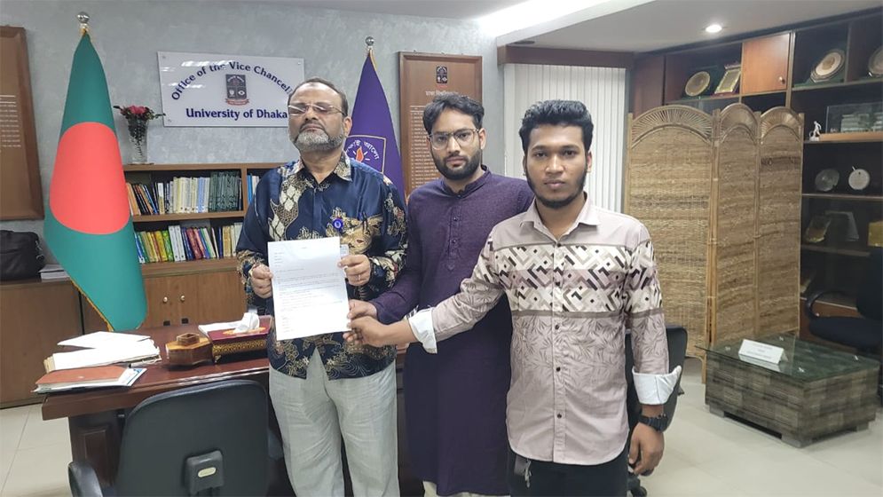 ‘স্বাধীনতা সংগ্রাম’ ভাস্কর্য সংস্কারের দাবিতে ঢাবি উপাচার্যকে স্মারকলিপি