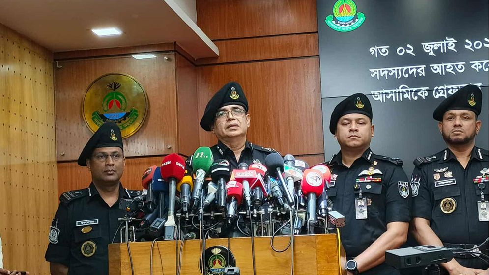 ছেলের পরকীয়া ঠেকাতে কাঠমান্ডুগামী বিমানে ‘বোমা আতঙ্ক’!