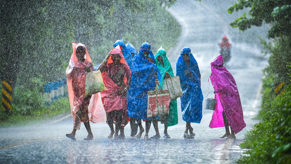সারাদেশে বৃষ্টি, তিন বিভাগে অতি ভারী বর্ষণের আভাস