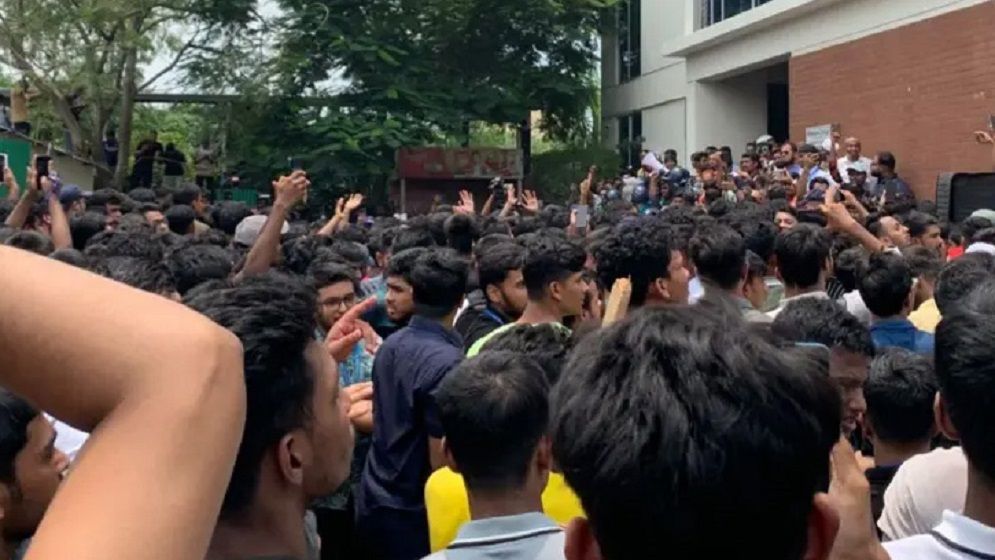 মাইলস্টোনে শিক্ষার্থীদের সঙ্গে পুলিশের ধাওয়া-পাল্টা ধাওয়া, আহত ৩