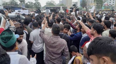 রাস্তায় মাইলস্টোন শিক্ষার্থীরা, ৬ দাবিতে বিক্ষোভ