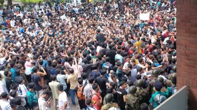সচিবালয়ের সামনে শিক্ষার্থীদের বিক্ষোভ, সব গেট বন্ধ