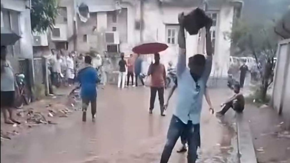 পুরান ঢাকায় প্রকাশ্যে মাথা থেঁতলে হত্যা: গ্রেপ্তার ৪, বহিষ্কার যুবদলের দুই নেতা