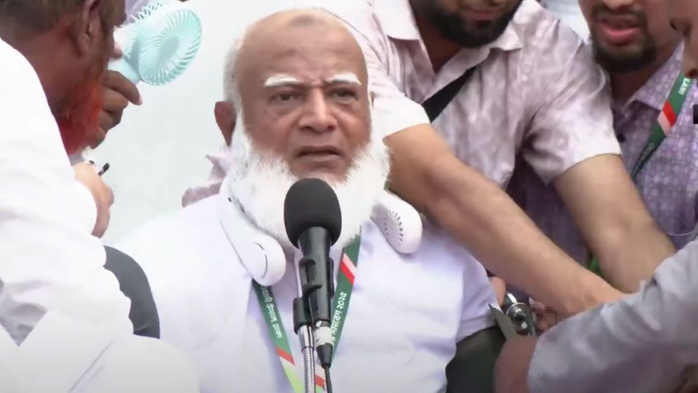 মঞ্চে পড়ে গেলেন জামায়াত আমির, বসেই দিলেন বক্তৃতা