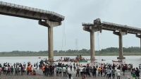 গুজরাতে সেতু ভেঙে ৪ গাড়ি নদীতে, নিহত ৩