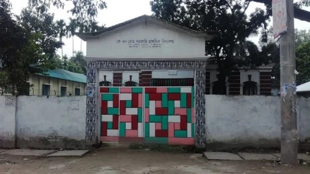 ৬২ বছর ধরে স্কুল আছে শিক্ষার্থী নেই, জানেন ঊর্ধ্বতনরাও