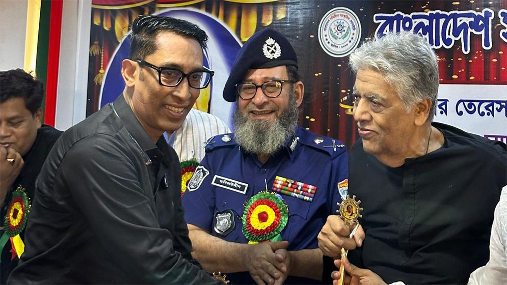 মাদার তেরেসা অ্যাওয়ার্ড ২০২৫ পেলেন আসিকুর রহমান নাদিম