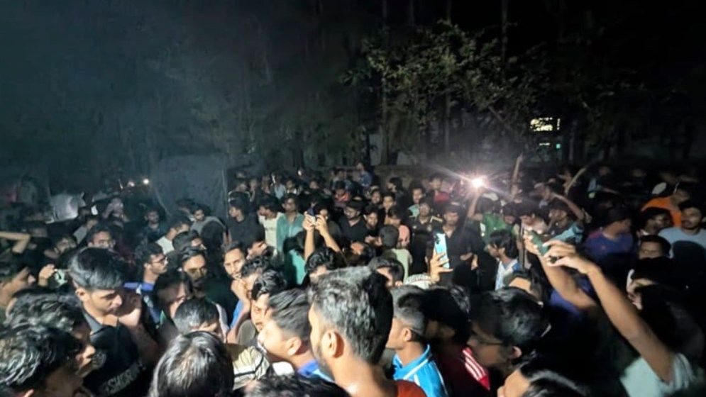 চট্টগ্রাম বিশ্ববিদ্যালয়ে শিক্ষার্থী-স্থানীয়দের সংঘর্ষে আহত ২০
