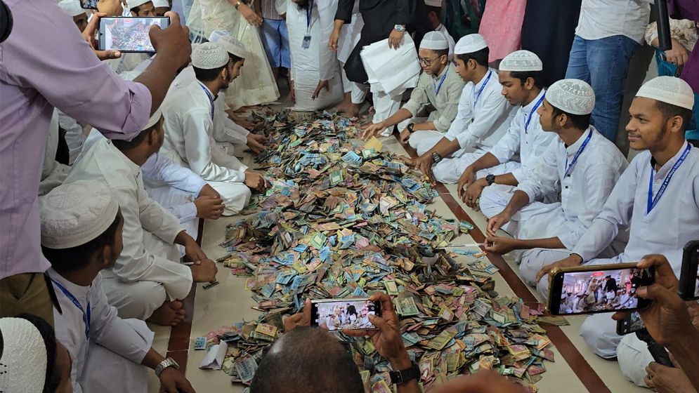 পাগলা মসজিদের দানবাক্সে মিলল ৩২ বস্তা টাকা, চলছে গণনা