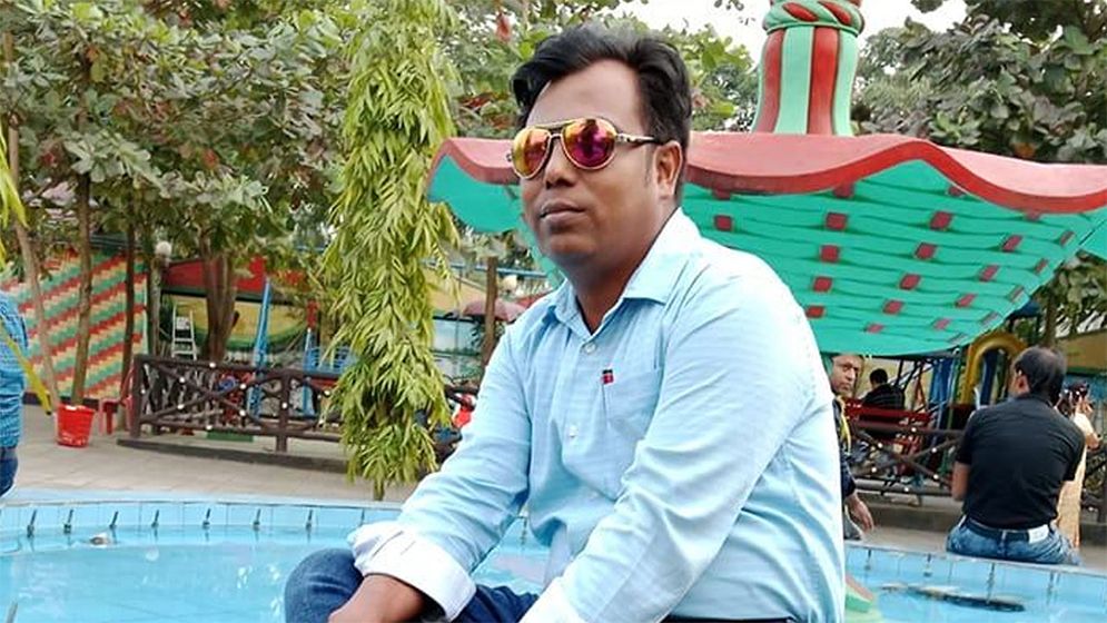 সাংবাদিককে প্রকাশ্যে কুপিয়ে হত্যা করল চাঁদাবাজরা!