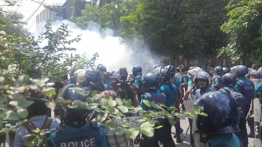 শিক্ষার্থীদের পুলিশের ধাওয়া, টিয়ারশেল-সাউন্ড গ্রেনেড নিক্ষেপ