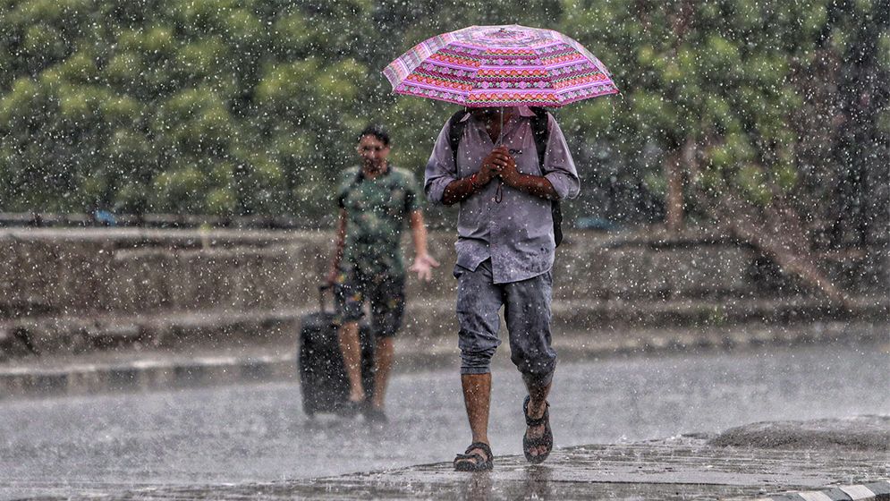 ঢাকায় বজ্রসহ বৃষ্টির আভাস, কমবে গরম