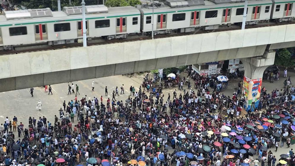 প্রকৌশল শিক্ষার্থীদের শাহবাগ অবরোধ, তিন দফা দাবিতে বিক্ষোভ