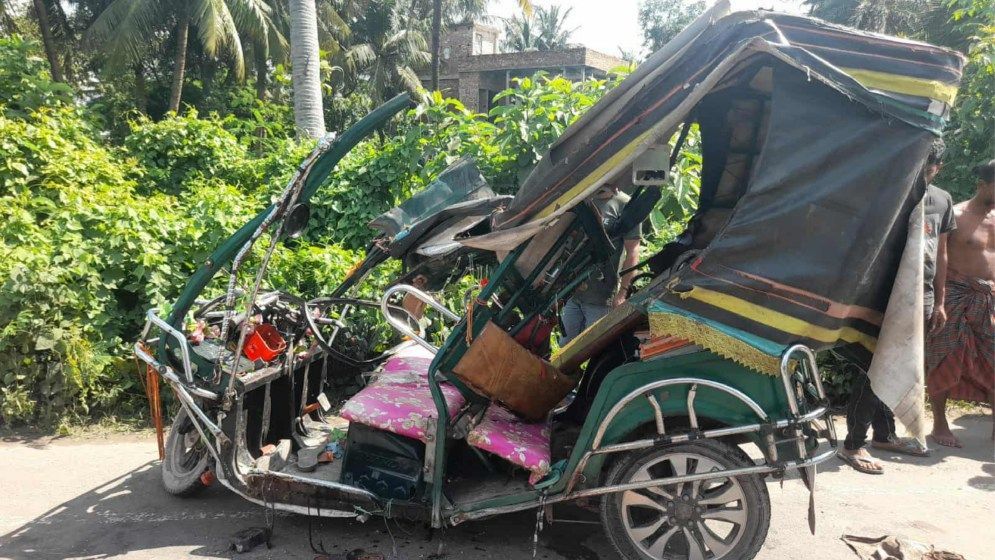 খুলনায় ট্রাকের ধাক্কায় প্রাণ গেল ৩ জনের