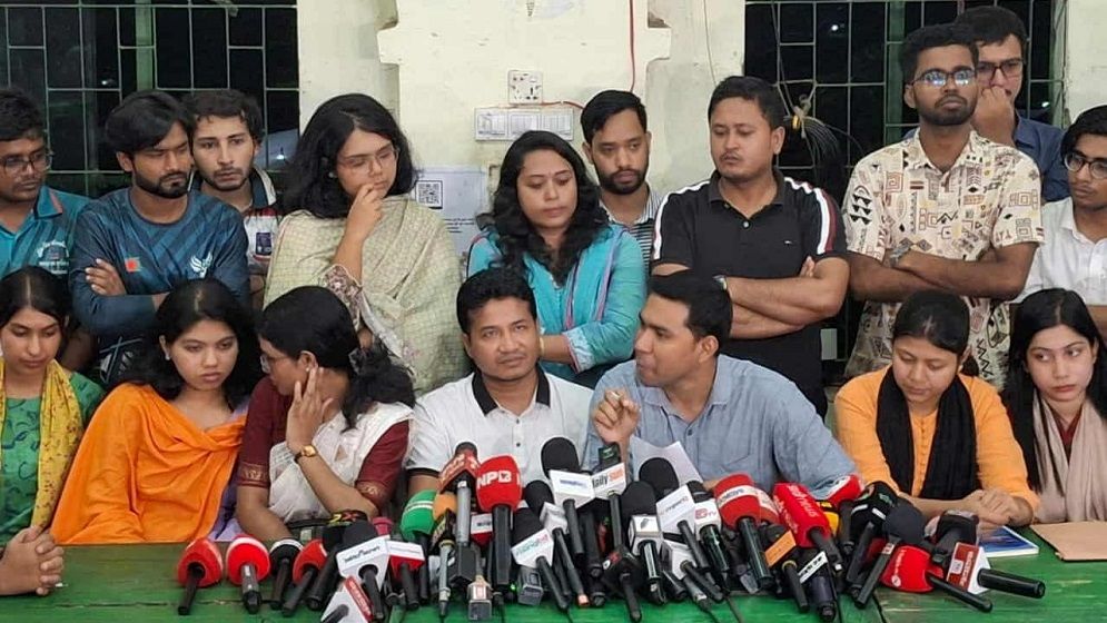 ডাকসু নির্বাচন: মব সৃষ্টি করে ছাত্রদল নেত্রীকে মনোনয়ন তুলতে বাধার অভিযোগ