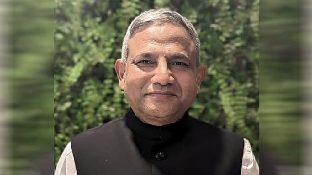 হাসিনার সাবেক সামরিক সচিব মিয়াজী ও তার স্ত্রী-মেয়ের দেশত্যাগে নিষেধাজ্ঞা