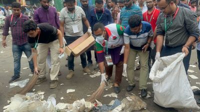 সমাবেশস্থল পরিষ্কার করলেন ছাত্রদল নেতাকর্মীরা