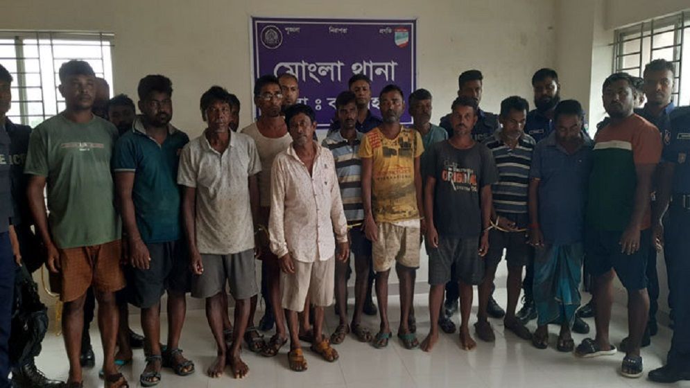বাংলাদেশের জলসীমায় অনুপ্রবেশ, আটক ১৪ ভারতীয় জেলে কারাগারে