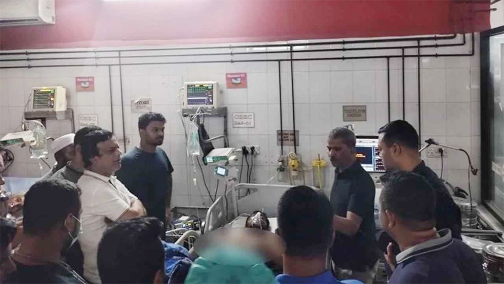 ঢামেকে নুরকে দেখতে গেলেন আইন উপদেষ্টা