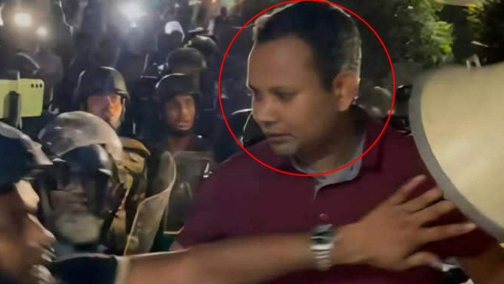 মেরুন টি-শার্ট পরা সেই ব্যক্তির পরিচয় মিলেছে