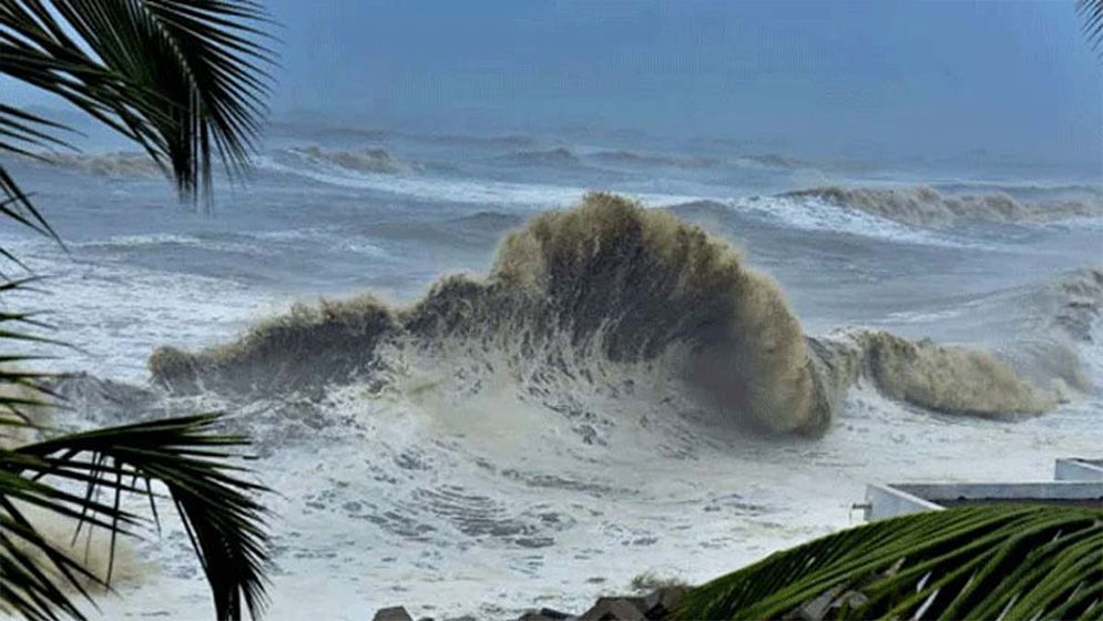 নিম্নচাপের প্রভাবে সাগর উত্তাল