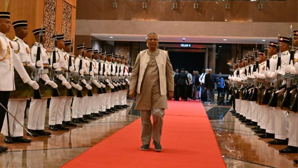 মালয়েশিয়ায় ড. ইউনূসকে লাল গালিচা সংবর্ধনা, পেলেন গার্ড অব অনারও