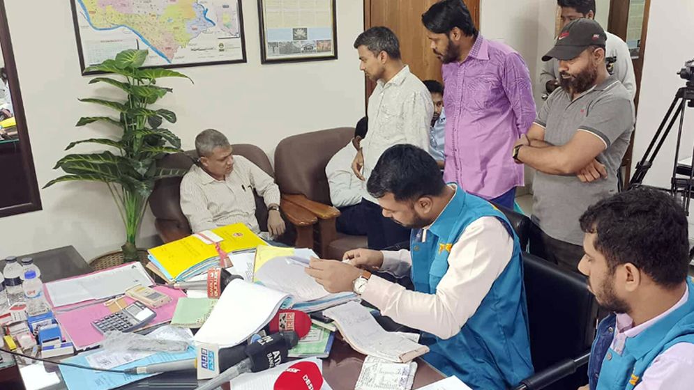 ভুয়া বিল দেখিয়ে কোটি টাকা আত্মসাৎ, ডিএসসিসিতে দুদকের অভিযান