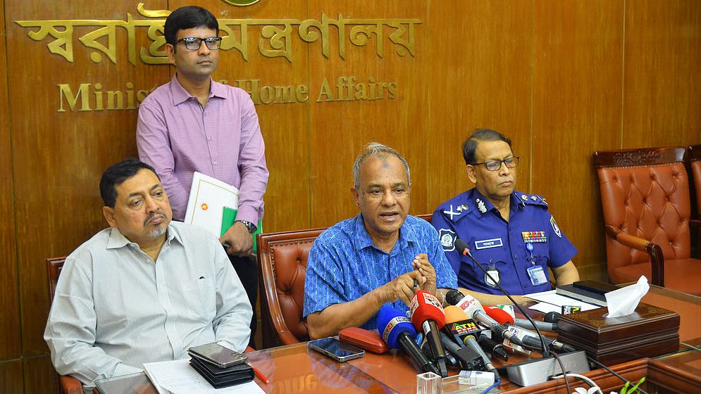 যাবজ্জীবনের মেয়াদ কমানোর চিন্তা করছে সরকার: স্বরাষ্ট্র উপদেষ্টা