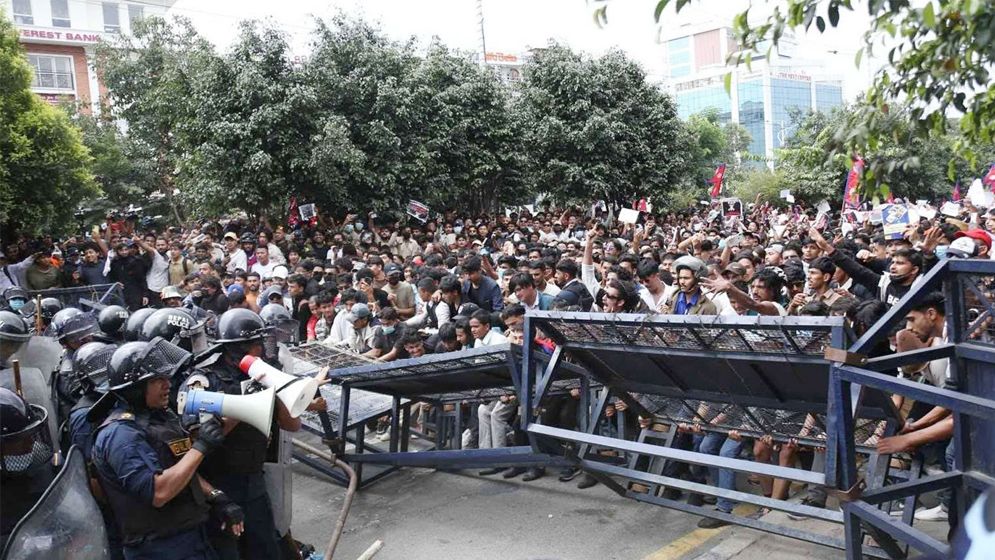 নেপালে তীব্র বিক্ষোভ, রাজধানীতে সেনা মোতায়েন : নিহত ৩