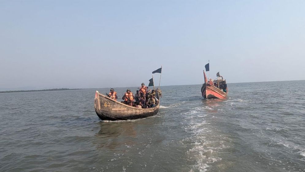 সেন্টমার্টিন থেকে ৪০ জেলেকে ধরে নিয়ে গেছে আরাকান আর্মি