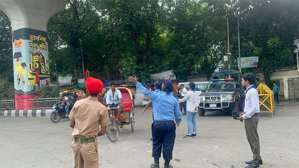 ঢাবিতে প্রবেশে কঠোর নিয়ন্ত্রণ, ভেতরে বিজিবির টহল