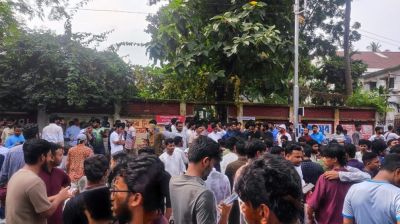 ভোটার লাইনে প্রার্থীদের প্রচারণা, ভোগান্তিতে ভোটাররা