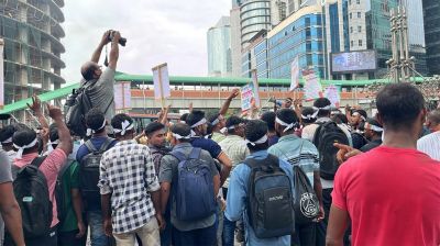 কারওয়ান বাজারে মালয়েশিয়া যেতে না পারা শ্রমিকদের সড়ক অবরোধ