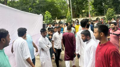 ডাকসু নির্বাচনে শিক্ষার্থীদের ঢল, উৎসবমুখর ক্যাম্পাস