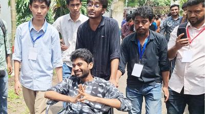 হুইলচেয়ারে ভোট কেন্দ্রে মেঘমল্লার বসু