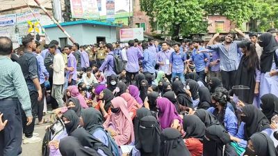 ৪ দফা দাবিতে রেললাইন অবরোধ পলিটেকনিক শিক্ষার্থীদের 