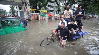 রাজধানীতে ৯ ঘণ্টায় ১০৫ মিলিমিটার বৃষ্টি, সড়কে জলাবদ্ধতা